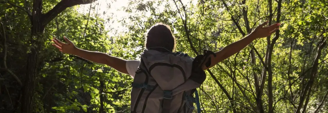 Frau macht eine aufenthaltsgenehmigung in Costa Rica